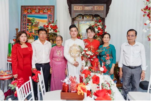 越南两名男子举行婚礼,双方父母到现场送祝福