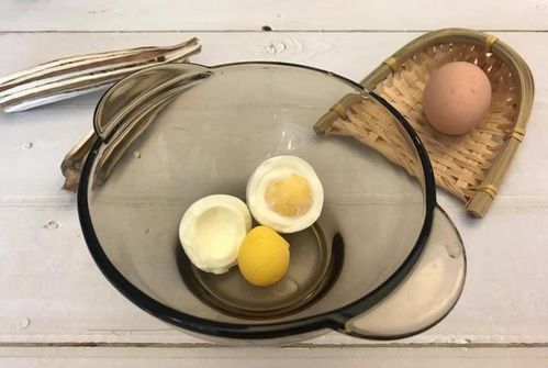 水煮蛋,为何蛋黄外面总有一层灰绿色的 那是你方法没用对