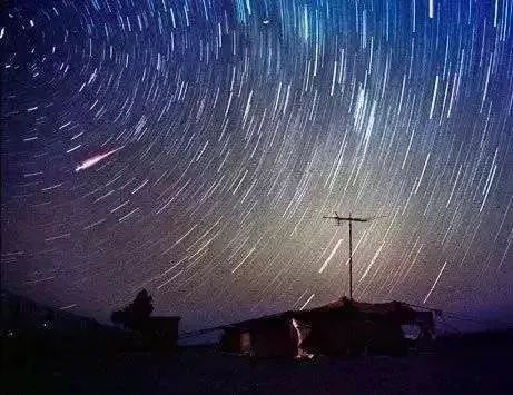 英仙座流星雨点亮夜空，央视报道夜泉湖的壮观景象