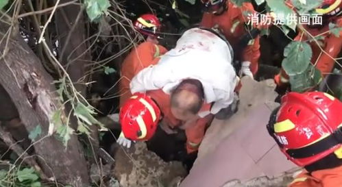 拾荒男子捡拾废钢筋,不慎踩塌跌落,身上压着大石头