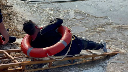 北京一男子与宠物狗双双落水,消防员爬冰救助