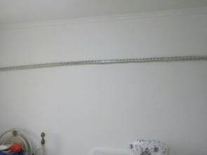 如图 在卧室墙的中间走了一趟空调管,请问如何装饰一下这面墙才好看 