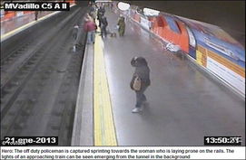 西班牙一女子跌落铁轨 警察不顾驶来列车跳下救人 