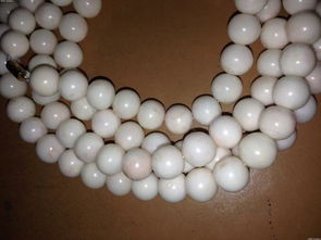 有一些红珠子,白珠子是红珠子7倍,白珠子的个数在30和50之间,白珠子有多少个 