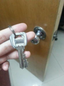 我的房间门锁上了,钥匙不见了,这是另一个房间的门锁和钥匙,这种一字锁大概很容易开吧,求简单的开锁方 