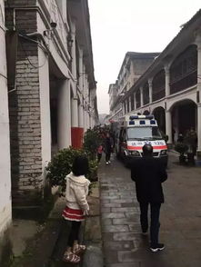 痛心 达州一百年老屋倒塌 4人被救出,仍有1人被困 河镇 