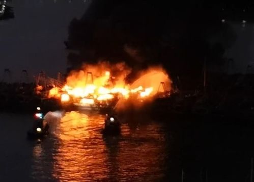 港媒 澳门内港多艘船只起火,现场冒出大量黑烟,消防人员到场扑救
