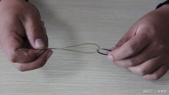 双钩子线和八字环如何快速连接 打一结绕两圈即可,简单易学