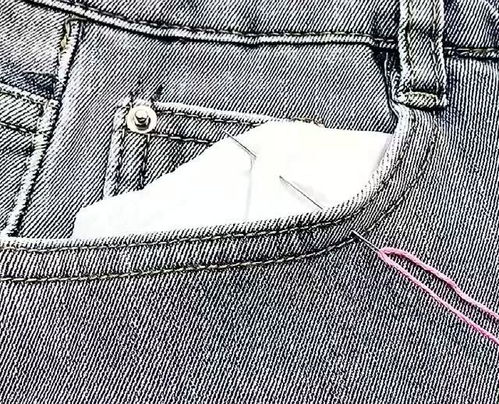 牛仔裤口袋外翻了很难看,像这样缝一下就解决了,一点痕迹看不出 