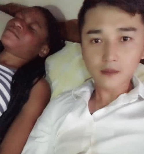 中国小伙娶黑人做老婆, 睡觉后对老婆不满意, 还发布视频到网络
