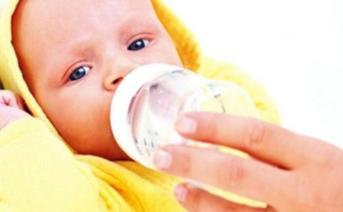 怎么给婴儿换奶粉 怎么给新生儿换奶粉
