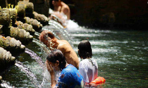 印尼巴厘岛千年古寺,泉水终年奔涌不断,成男女共浴祈求平安之地