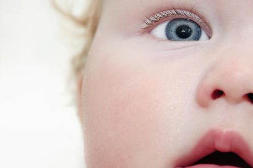 宝宝揉眼睛的原因是想要睡觉 还可能是某些眼疾引起的眼部不适