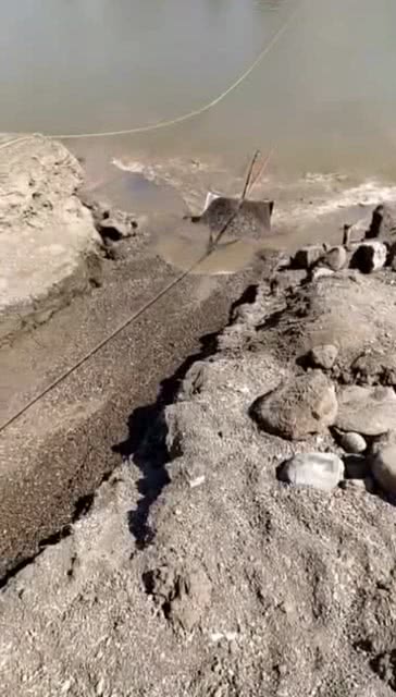 工人制作的挖沙神器,往水里一泡,拉上来就是沙子 