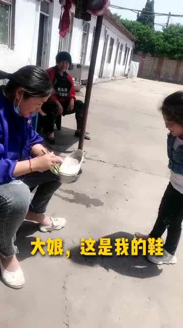 侄女走路踩到粑粑,随后一脚把鞋摔倒碗里,结果尴尬了 