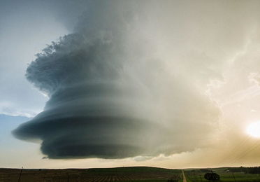 摄影师拍闪电穿过超大胞风暴景象 