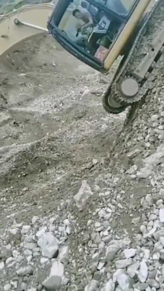 小伙开挖机下坡,接近90度陡坡,这技术让人佩服 