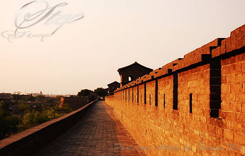 漫步在平遥的城墙上 赏古城夕阳美景 