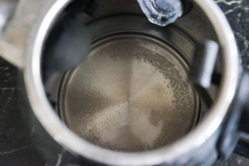 水壶除垢 热水壶里的水垢用什么能快速的清洗