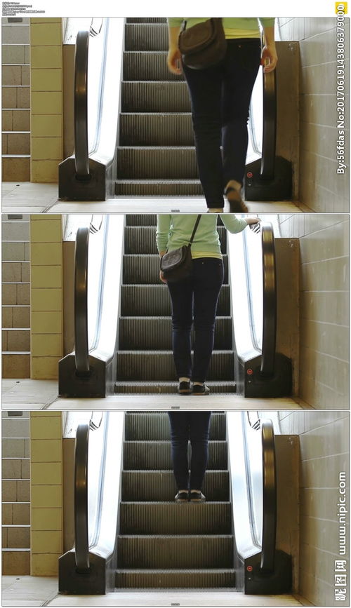 女人乘坐电梯上楼 