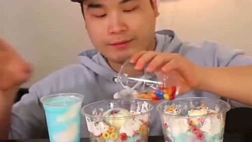 韩国胖哥吃冰淇淋 再配点调料,看的我都想吃了 