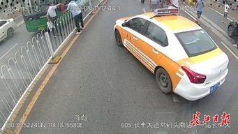 一家三口去云南玩，是租车自驾好还是乘公共交通出行好(去云南旅游租车和坐车哪个划算)
