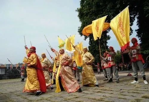 这里有寄托美好愿景的盘王歌、盘王舞;这里的瑶族服饰以红、黑为主色调,衣裙上的五色图案富有玄机寓意;挑花、刺绣、织锦、竹编,一针一线展示瑶胞的心灵手巧、多才多艺;深谙病理的采药人,用瑶族医术传承古老的民族智慧……