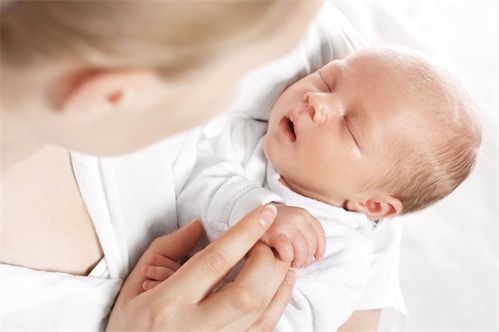 一个月婴儿打呼噜，一个月宝宝睡觉时偶尔有似打呼噜是怎么回事