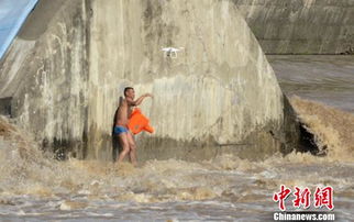 两名钓鱼者被洪水围困 消防官兵无机投送救生圈