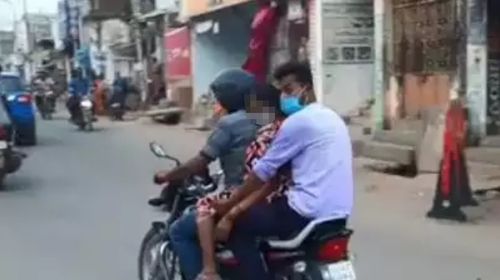 印度救护车资源短缺 新冠死者 坐在 摩托车上被送去火化 