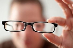 近视的人在看书、玩手机等情况下该不该摘掉眼镜，会加深近视的程度吗