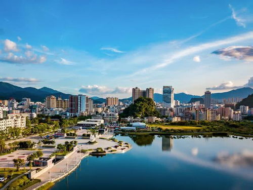 它是广东最年轻的城市,有 硫都 石都 之称,省内GDP排名21