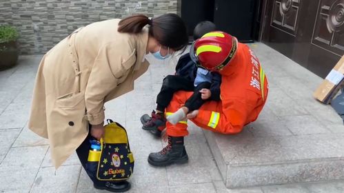 乐清一妈妈骑单车 男童脚被卡共享单车