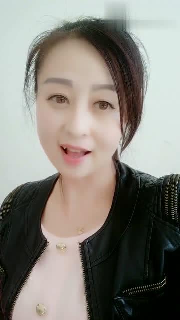 美女姐姐,拥有小虎牙,可爱 