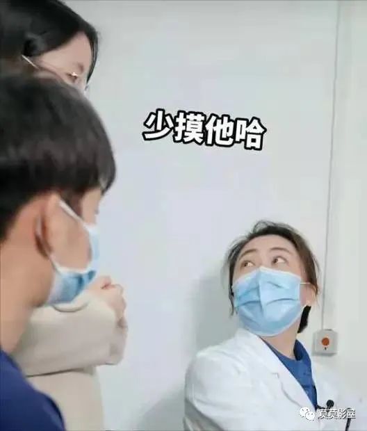 女生陪男友去乳腺科看病,却被医生嘱咐 平时少摸哈,好不好