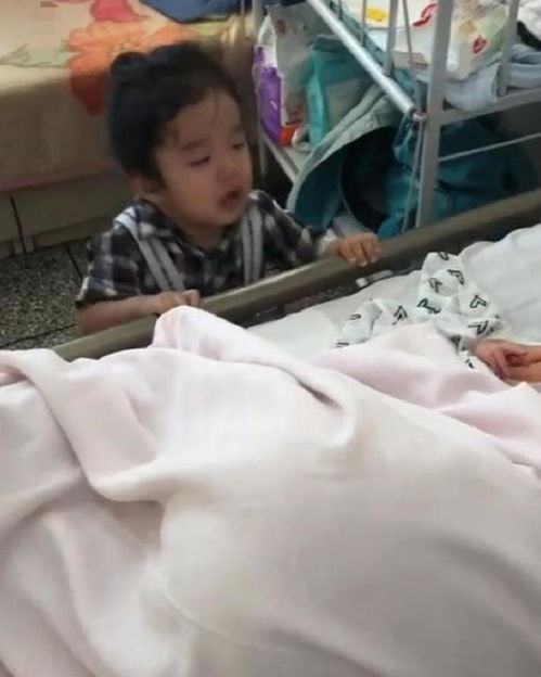 3岁的姐姐,第一次见到刚出生的弟弟,姐姐的反应令人心疼