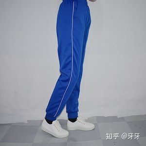 中国束脚校服裤搭什么鞋好看 