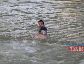 肌肉男勇救溺水小男孩记者 直播 救人过程 图