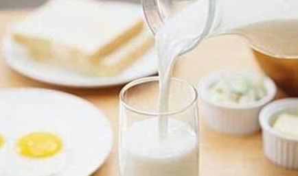 喝牛奶 柠檬水能不能美白 营养师 春季美白,不要用错方法