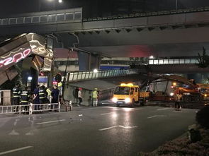 杭州闹市区一人行天桥垮塌 遭夜行大货车所载超高货物撞击 