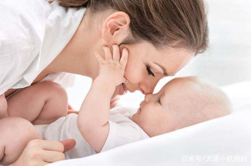 宝宝喜欢吃奶时摸妈妈乳房,不然就哭闹,这种习惯好吗 