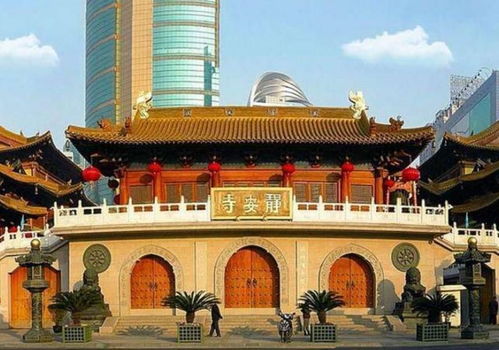 一座建在繁华闹市中的寺庙,周围被高楼大厦包围,寺庙是闹中取静