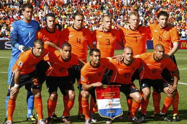 荷兰进入世界杯四强图片 就历届世界杯战况来说 荷兰和西班牙 那队较强呢?