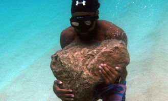海底训练 米尔斯水下抱起巨石
