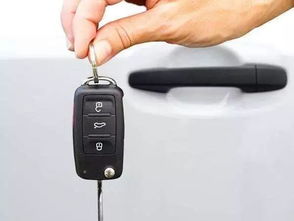 车钥匙被锁车内 有几种方法比砸玻璃好用多了