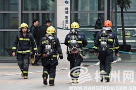 杭州深蓝广场写字楼起火冒烟 100多家单位员工高楼逃生