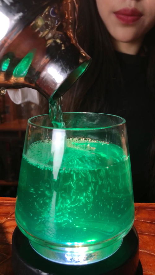 十二星座 摩羯座 给理性冷静的人喝的鸡尾酒,所以此款酒以饱满的青绿为主调 