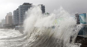 台风 三巴 登陆韩国 釜山沿海地区掀起大浪 