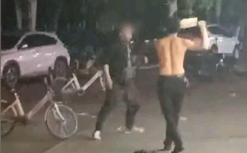广西来宾男子手持两把菜刀,当街砍人被控制,受伤男子无生命危险