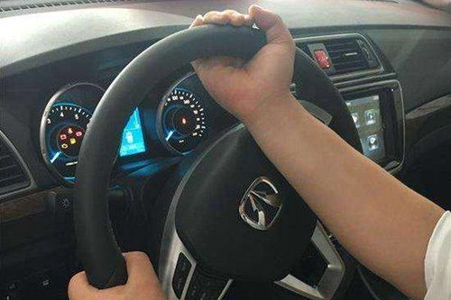 你开车握方向盘的习惯是怎样的